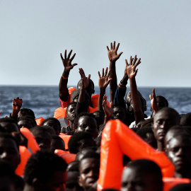una grupo de personas antes de ser rescatados en el Mediterráneo.- ARIS MESSINIS / AFP ARCHIVO