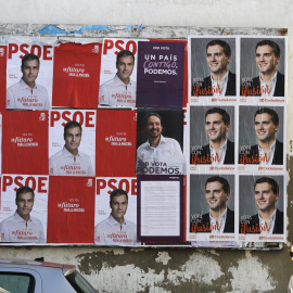 Carteles electorales en una calle de la localidad gaditana de Sanlucar de Barrameda, para las pasadas elecciones del 20-D. REUTERS