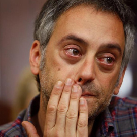 El alcalde en funciones de A Coruña y líder de la Marea Atlántica, Xulio Ferreiro, durante su comparecencia en rueda de prensa, visiblemente emocionado y arropado por todo su equipo de gobierno. /EFE