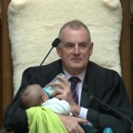 El presidente del Parlamento neozelandés cuida al hijo de un diputado durante un pleno