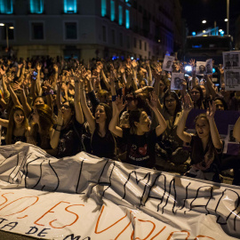 Manifestantes  contra la sentencia a los miembros de 'la manada', a las puertas del congreso de los Diputados, en Madrid.- JAIRO VARGAS