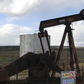 El fracking consiste en inyectar grandes cantidades de agua y arena en las bolsas de gases e hidrocarburos, tras fracturar las rocas que las contienen, para extraer por presión esos recursos naturales.