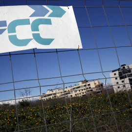 Cartel de FCC una obra en Madrid. REUTERS/Susana Vera