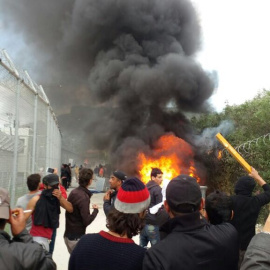 Imagen de un refugiado enviada a periodistas durante los disturbios en el centro de detención de refugiados de Moria, en la isla griega de Lesboas.