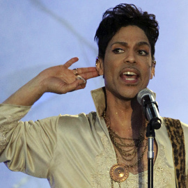 El músico Prince durante una actuación suya en Paddock Wood, Inglaterra en 2011. REUTERS/Olivia Harris/