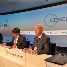 El president de la Generalitat, Carles Puigdemont, con el presidente del Círculo de Economía y de la inmobiliaria Colonial, Juan José Brugera, en la última reunión anual del 'lobby' empresarial catalán, en la localidad de Sitges. E.P.