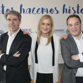 La presidenta de la Comunidad de Madrid, Cristina Cifuentes, entre el consejero de Presidencia, Ángel Garrido, y el exconsejero Jaime González Taboada. E.P.