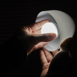 Un hombre cambia la bombilla de una lámpara. E.P./Jesús Hellín