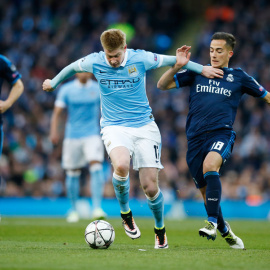 Lucas Vázquez persigue a De Bruyne durante el partido. Reuters / Phil Noble