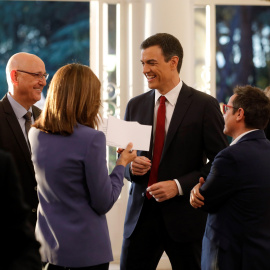 El presidente del Gobierno, Pedro Sánchez, charla con el director de informativos de TVE José Antonio Álvarez Gundín, y los presentadores Ana Blanco y Sergio Martín, antes de la entrevista que ofreció desde el Palacio de La Moncloa. EFE/Jua
