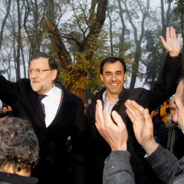 El presidente del Gobierno y del Partido Popular, Mariano Rajoy (i), junto al vicesecretario de organización del PP, Fernando Martínez Maillo (d), durante un acto público de su partido celerbado el martes en Benavente (Zamora). EFE