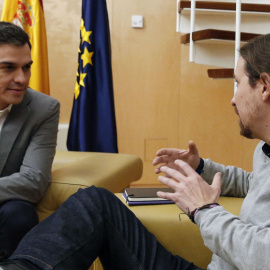 Pedro Sánchez y Pablo Iglesias durante un encuentro en el Congreso. EFE