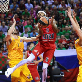 Delaney intenta una canasta entre Pau Ribas y Satoransky. EFE/Maxim Romanov