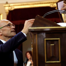 Raúl Romeva, senador electo de ERC en prisión preventiva, deposita su voto durante la sesión constitutiva del Senado. - EFE