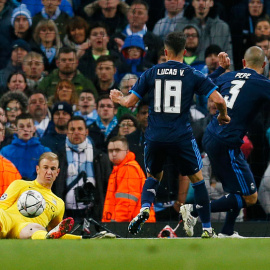 Hart salva una ocasión de Pepe durante el partido. Reuters / Jason Cairnduff