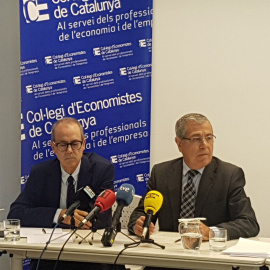 Albert Carreras i Modest Guinjoan durant la presentació de l'informe del Col·legi d'Economistes. CEC