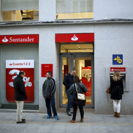 Varios clientes aguardan a que abra una oficina del Banco Santander en Ronda. / REUTERS