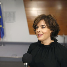 La vicepresidenta del Gobierno, Soraya Sáenz de Santamaría, hace unas declaraciones replicando al presidente de la Generalitat de Catalunya, Carles Puigdemont. /EFE