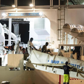Migrantes del barco Diciotti desembarcan en el puerto de Pozzallo, en Sicilia. / EFE