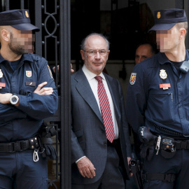 Rodrigo Rato, a la salida de su despacho tras el registro realizado por Hacienda en abril de 2015. REUTERS/Andrea Comas