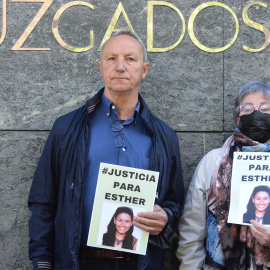 25/04/2022- Amigos y familiares de Esther López, a las puertas del Juzgado de Instrucción Número 5 de Valladolid donde ha declarado ante el juez Oscar S., uno de los tres investigados en relación con la desaparición y muerte de la joven, el