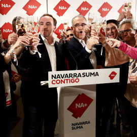 Los candidatos a la presidencia del Gobierno de Navarra y al Ayuntamiento Javier Esparza (i) y Enrique Maya, respectivamente celebran los resultados obtenidos en las elecciones celebradas en la Comunidad Foral. EFE/ Jesús Diges