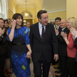 David Cameron y su esposa Samantha regresan al número 10 de Downing Street, y reciben el aplauso de los funcionarios de la residencia del primer ministro. REUTERS/Stefan Rousseau