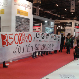 Manifestantes de la PAH protestando en el Salón Inmobiliario Internacional de Madrid / A.I