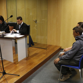 Los dos jóvenes acusados de matar 79 lechones saltando sobre ellos en una explotación porcina en Huércal-Overa (Almería), durante el juicio celebrado en la Ciudad de la Justicia de Almería. EFE /Carlos Barba