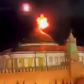 Captura de pantalla de un vídeo que muestra una explosión sobre el Kremlin, en Moscú (Rusia)