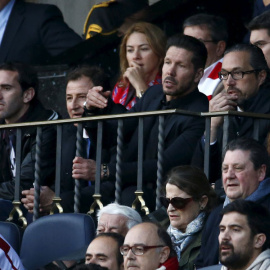 Simeone, en la grada tras ser expulsado ante el Málaga. REUTERS/Juan Medina