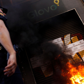 29/05/2019.- El colectivo "Riders x Drets", Intersindical Valenciana y "No + Precarietat" celebran una concentración ante las oficinas de Glovo en València para solidarizarse con los trabajadores de esta empresa en Barcelona tras el falleci