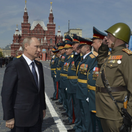 Russia's President Vladimir Putin (L) greets the commanders of units, participants of the Victory Day parade at Red Square in Moscow, Russia. REUTERS/Host Photo Agency/RIA Novosti