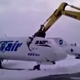 La pala excavadora destruye con gran facilidad el avión. Liveleak/Analisator