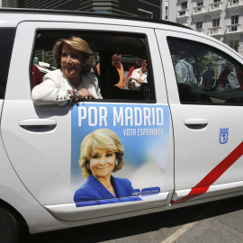La candidata del PP a la Alcaldía de Madrid, Esperanza Aguirre, en la primera jornada de la campaña electoral, de los los taxis que llevarán estas dos semanas en sus puertas traseras carteles electorales de las candidatas populares Aguirre 