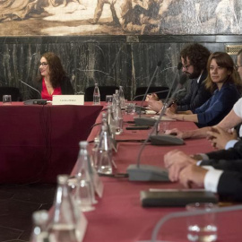 La alcaldesa de Barcelona, Ada Colau, durante la reunión que ha mantenido con los cónsules de los países de la Unión Europea,a los que ha convocado para "reflexionar" sobre los hechos ocurridos el 1-O en Cataluña y "los posibles escenarios 