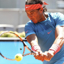 El tenista español Rafa Nadal golpea la bola contra Berdych. /EFE