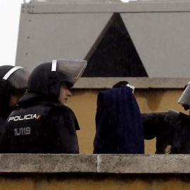 Agentes de policía en la azotea del CIE de Aluche tras una protesta de los internos.- EFE