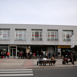 Gente haciendo cola frente a una oficina de empleo en Madrid. REUTERS/Andrea Comas