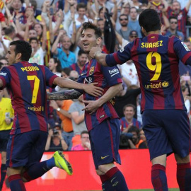El delantero del FC Barcelona Pedro Rodríguez (i) celebra con sus compañeros el gol marcado a la Real Sociedad. /EFE