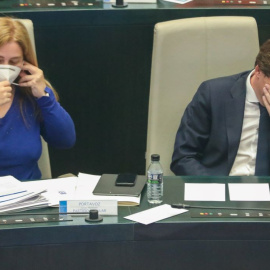 La portavoz municipal, Inmaculada Sanz, y el alcalde de Madrid, José Luis Martínez-Almeida, en un Pleno extraordinario, en el Palacio de Cibeles, a 26 de abril de 2022, en Madrid.