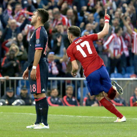 El centrocampista del Atlético de Madrid Saúl Ñíguez (d) celebra su gol ante el Bayern. /EFE