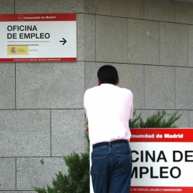 Un parado junto a una oficina pública de empleo. E.P.