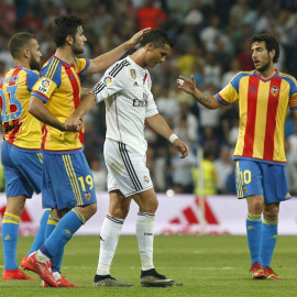 Los jugadores del Valencia consuelan a Cristiano. /EFE