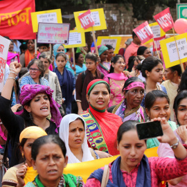 Varias mujeres se congregan para protestar contra las violaciones y el abuso hacia las mujeres durante el Día Internacional de la Mujer en Nueva Delhi (India), hoy 8 de marzo de 2018. EFE/ Rajat Gupta