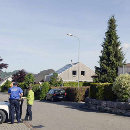 La Policía suiza vigila la escena donde tuvo lugar el tiroteo. / EFE