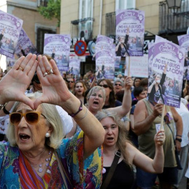 Manifestación de mujeres en Madrid, esta tarde ante el Ministerio de Justicia, en protesta por la puesta en libertad bajo fianza de los cinco miembros de la Manada, condenados a nueve años de prisión por un delito de abuso sexual de una jov