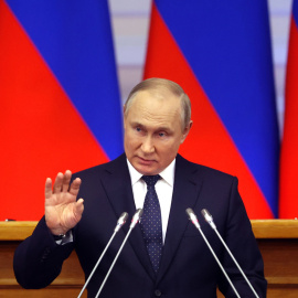 El presidente Vladimir Putin se dirige a una reunión del Consejo de Legisladores de la Asamblea Federal Rusa en el Palacio Tauride en San Petersburgo, Rusia, el 27 de abril de 2022.