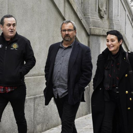 El senador de EH Bildu Iñaki Goioaga (c), acompañado de su abogada, Jone Goirizelaia, a su llegada al Tribunal Supremo. EFE/Fernando Villar