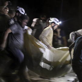 varias personas tratan de sacar a los heridos tras el ataque al hospital. - REUTERS